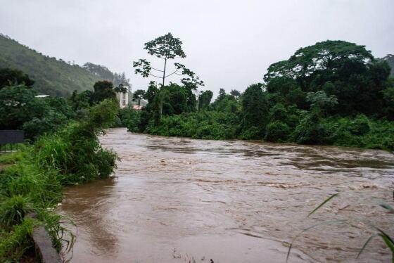 A cidade é atingida por uma forte chuva que começou na última quinta (21).