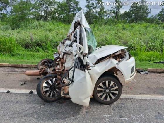 Veículo ficou completamente destruído após a batida.