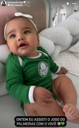 Bruna clicou Mavie vestindo uma roupinha do Palmeiras.