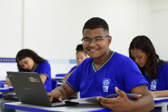 De acordo com a lei, entende-se por uniforme mínimo obrigatório o uso de camisa e bermuda ou calça ou short-saia fornecidos pela gestão escolar.