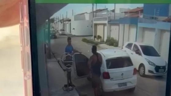 Imagens de câmera de segurança mostram quando Eudson tenta persuadir Moisés a desistir do crime.