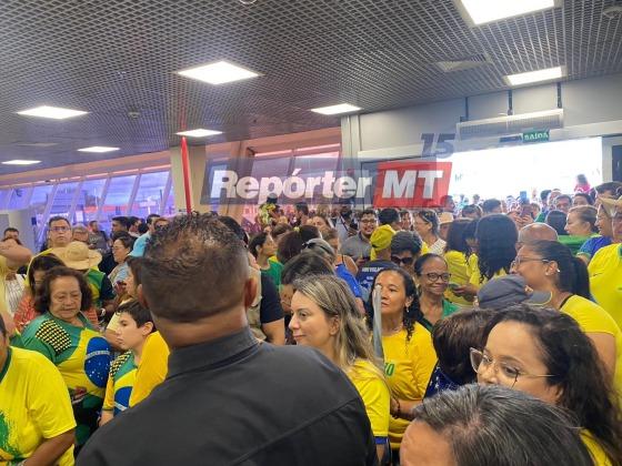 Bolsonaro deve desembarcar às 9h25