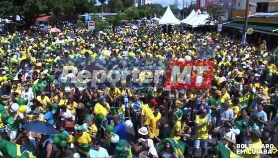 Milhares de pessoas participam de ato na Capital.