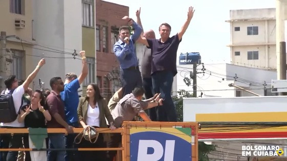 Ex-presidente discursa para apoiadores em Cuiabá.