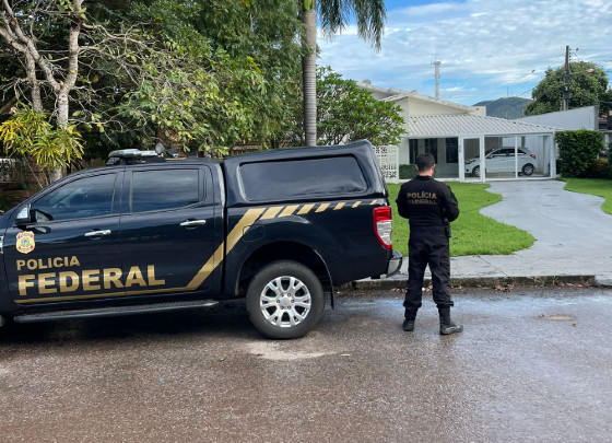 Policiais cumprindo ordens judiciais 

