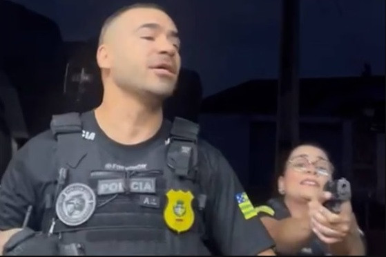Agentes invadiram casa e apontaram arma para pessoas erradas.