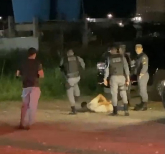 O preso chega a gritar pedindo por socorro e afirmando que já estava rendido.