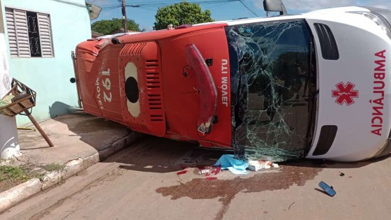 Todos os feridos receberam atendimento médico de uma equipe do Corpo de Bombeiros e foram levados para o hospital municipal. 