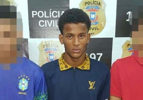 Lucas Ferreira da Silva (no centro da foto) disse ter sido agredido no momento da prisão.