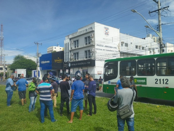 Manifestantes se reuniram em frente à DHPP, onde estão os assassinos.
