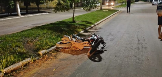 Homem cai de moto em avenida e morre