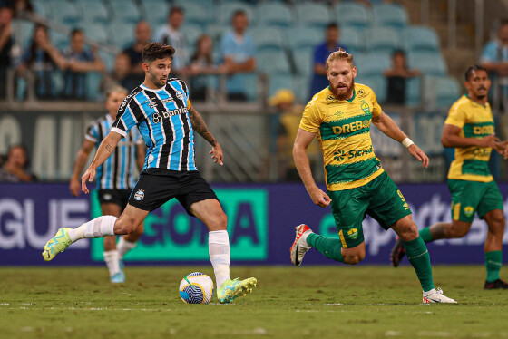 Foram duas boas chances de abrir o placar ainda no primeiro tempo.