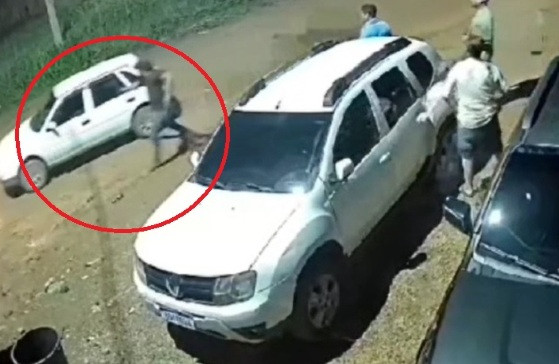 Homem foi morto a tiros dentro do próprio carro.