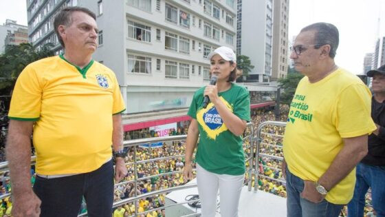 Bolsonaro, Michelle e o pastor Silas Malafaia em trio elétrico.