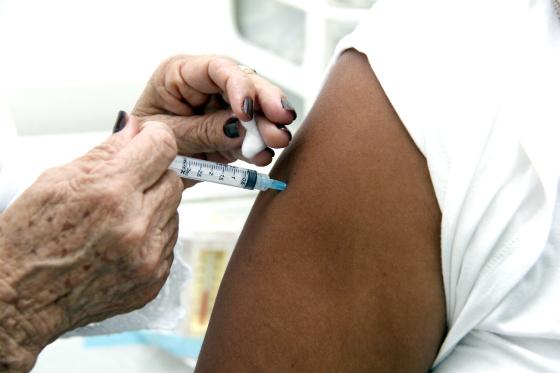 Autoridades chamam atenção para importância da vacina contra gripe.