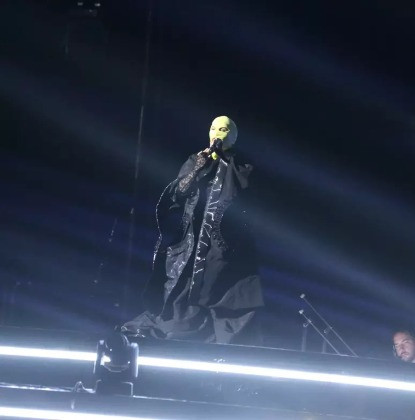Madonna subiu ao palco usando uma máscara verde