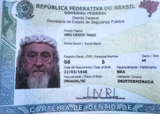 Na nova carteira de identidade, o líder religioso assina como “Inri” e aparece com uma coroa de espinhos de plástico na foto três por quatro.
