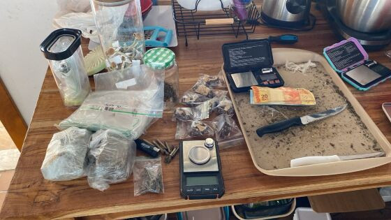 No local, os policiais encontraram um laboratório para cultivo de drogas, além de diversas porções de entorpecentes já prontas para venda.