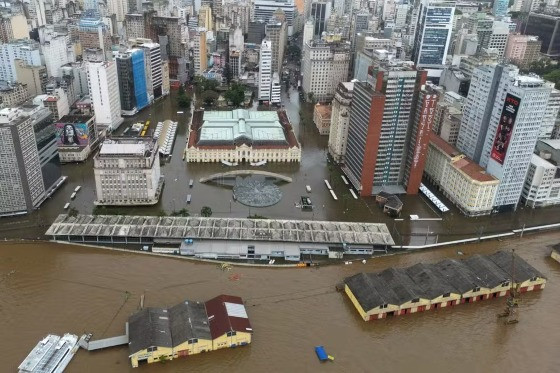 Imagem aérea mostra centro de Porto Alegre tomado pela água do Guaíba nesta segunda-feira (13)