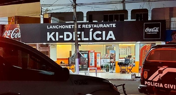 Homem baleado dentro de lanchonete 