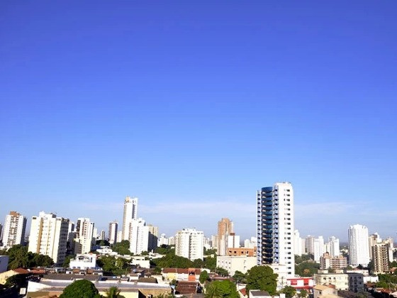 Já na sexta, a temperatura amanhece em 23ºC e deve subir a até 35ºC. O sol aparece com algumas nuvens, mas não chove.