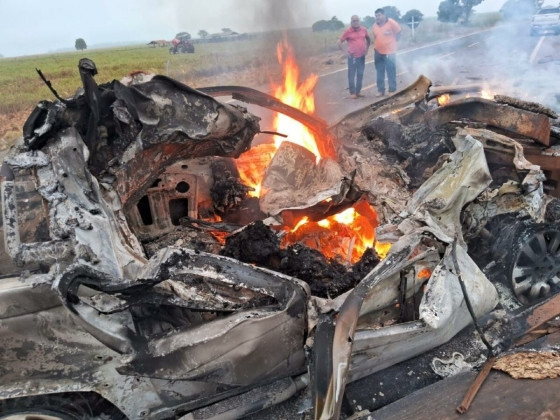 Carro pega fogo em batida entre carro e carreta 