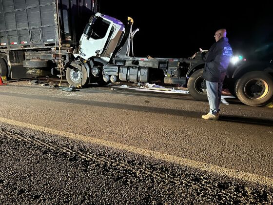 Caminhão da vítima com a frente completamente destruída 
