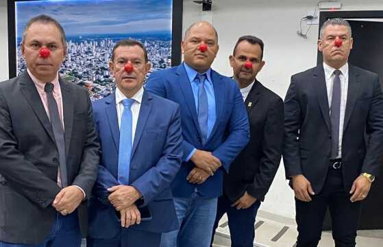 Vereadores protestam contra a decisão da Justiça que suspendeu a Comissão Processante contra Emanuel