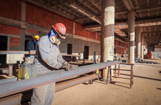 O desempenho de Mato Grosso se destaca em relação ao país; construção civil é um dos setores que mais empregam