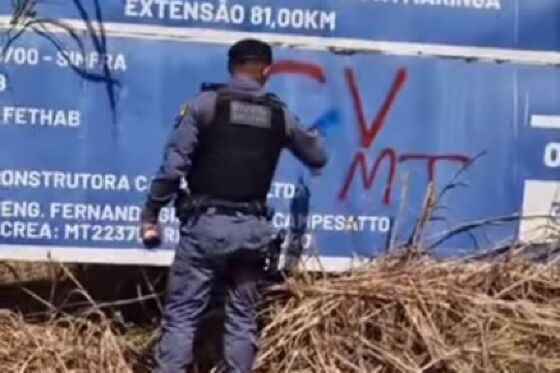 Na publicação, um seguidor da página comentou parabenizando os militares e ainda orientando que existe um disque denúncia para esse tipo de "vandalismo".