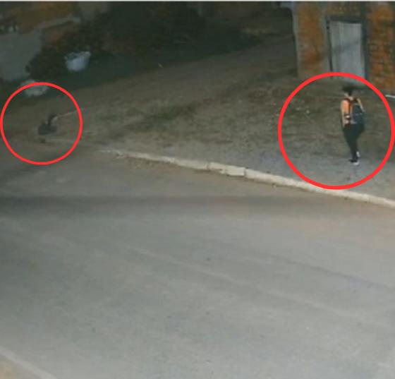 No vídeo é possível ver um rapaz passando logo após o acidente. 