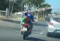 Motociclista anda com criança sem capacete