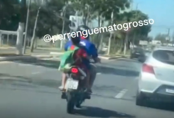 Criança em garupa de moto em Cuiabá