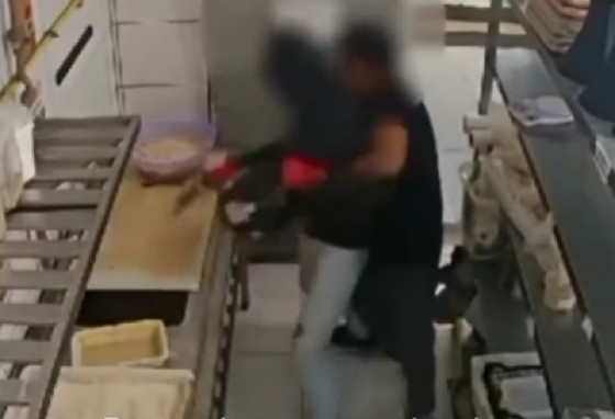 Durante o desentendimento, o entregador pegou duas facas para ameaçar o funcionário