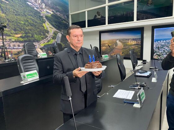 Na foto, Demilson Nogueira (PP) segura a supresa.