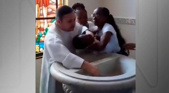 Padre dá puxão em bebê durante batizado em São Sebastião do Alto, RJ