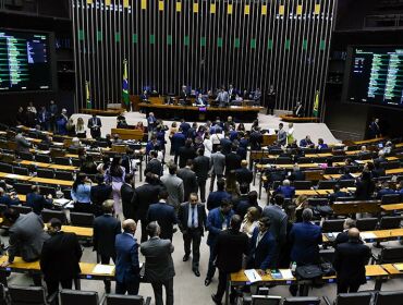 Senado vota projeto que prevê distribuição de calcinha para mulheres trans