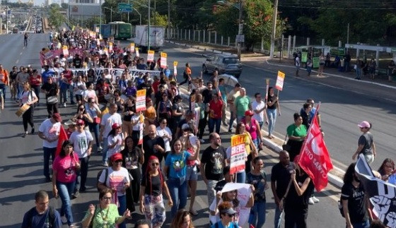 A manifestação contou ainda com estudantes e com os técnicos da UFMT, que estão de braços cruzados desde 14 de março. 