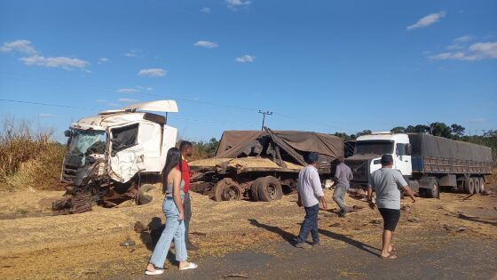 Batida entre duas carretas na BR-163