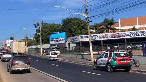 Conforme a Guarda Civil Municipal, o motorista dirigia um veículo Fiat Uno branco e pouco antes de chegar à trincheira, ele passou mal.