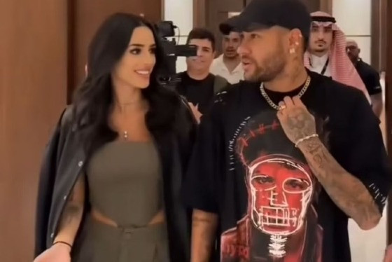 Ela mostrou que tem passado o tempo com a filha e até passeou de bicicleta pela propriedade de Neymar.