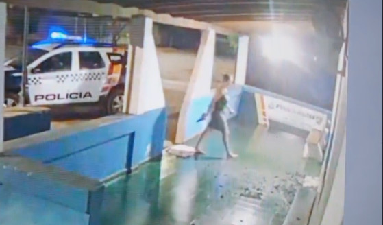 O vídeo mostra a policial se aproximando da unidade por volta das 22h.