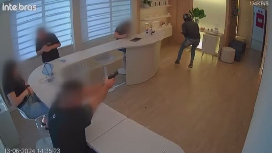 A polícia recolheu as armas do suspeito e do empresário, que serão periciadas.