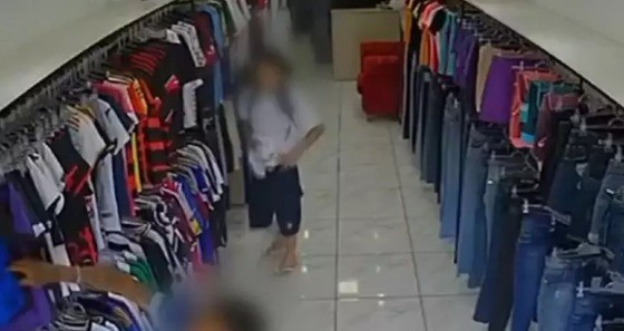 Jovem entrou no local com outros garotos e esperou o vendedor se distrair para furtar o item