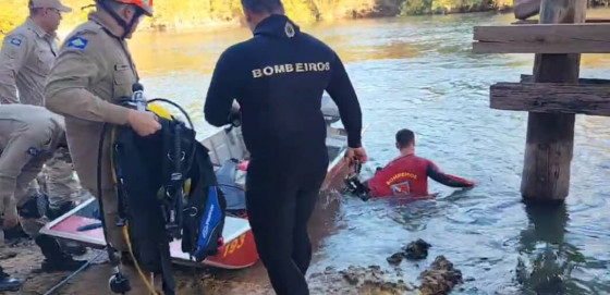 Os mergulhadores dos Bombeiros foram acionados por volta das 16h e iniciaram as buscas pela criança.