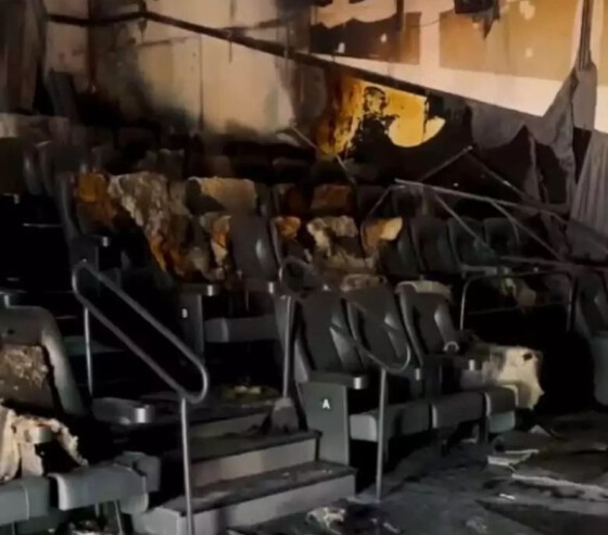 Salas de cinema destruídas pelas chamas 