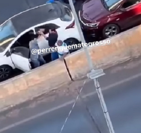 O vídeo mostra dois homens brigando, sendo que um deles chega a usar um pedaço de ferro para tentar agredir o outro motorista.