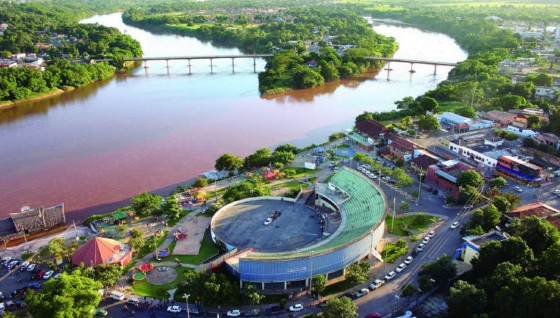 Um dos denunciados é empresário, representante da Construtora Chapadense Ltda, o outro é servidor público lotado na Secretaria de Obras do Município.