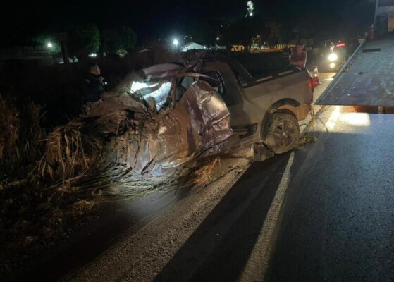  Para os agentes, o condutor da carreta acabou invadindo a pista contrária e batendo contra a picape do casal.