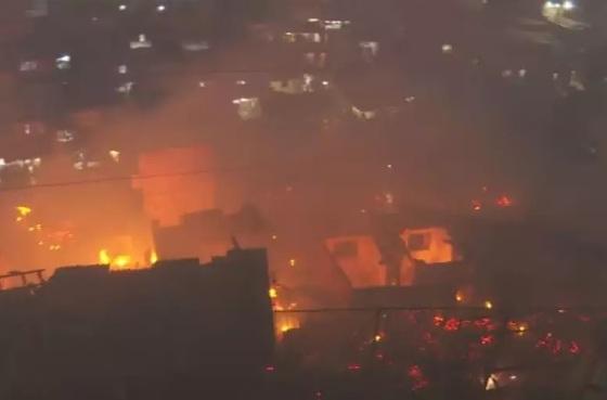 Um incêndio de grandes proporções atingiu uma favela na Zona Sul de São Paulo na madrugada desta terça-feira, 25.